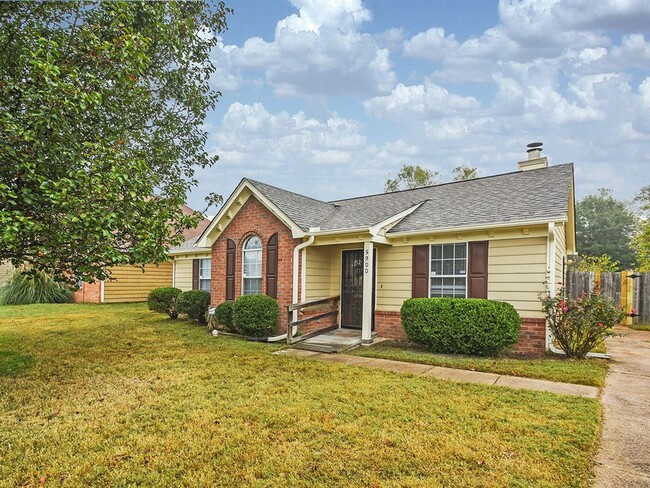 Building Photo - Adorable 3 bed, 2 bath home with stainless steel appliance package.