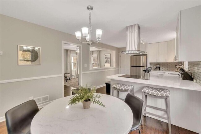 Photo - 2051 Harwinor Rd SE