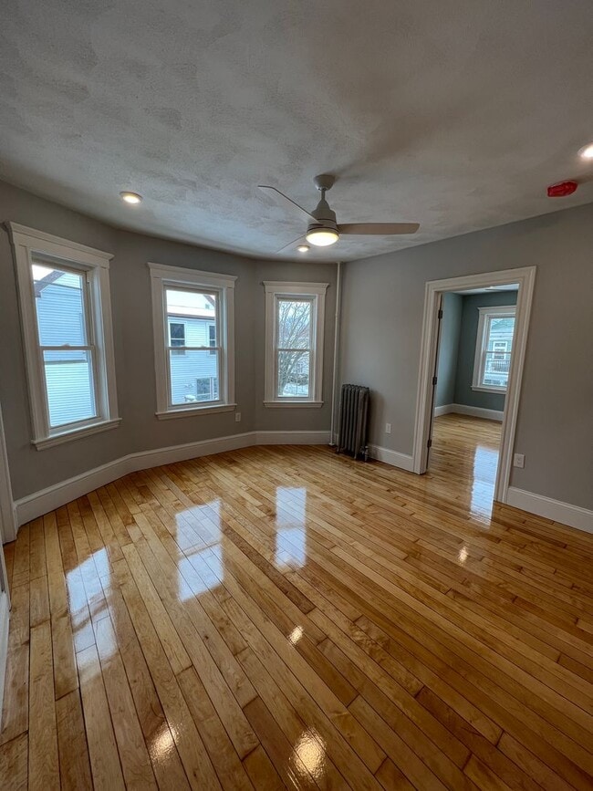 Building Photo - No Broker's Fee, No Last Month rent, Pets Friendly, Laundry on a Site