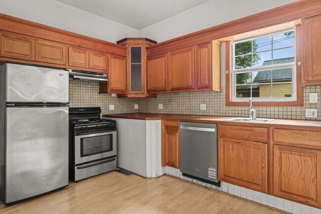 Photo - 70 NE Tillamook St