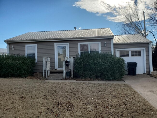 Building Photo - 2553 Everitt Dr