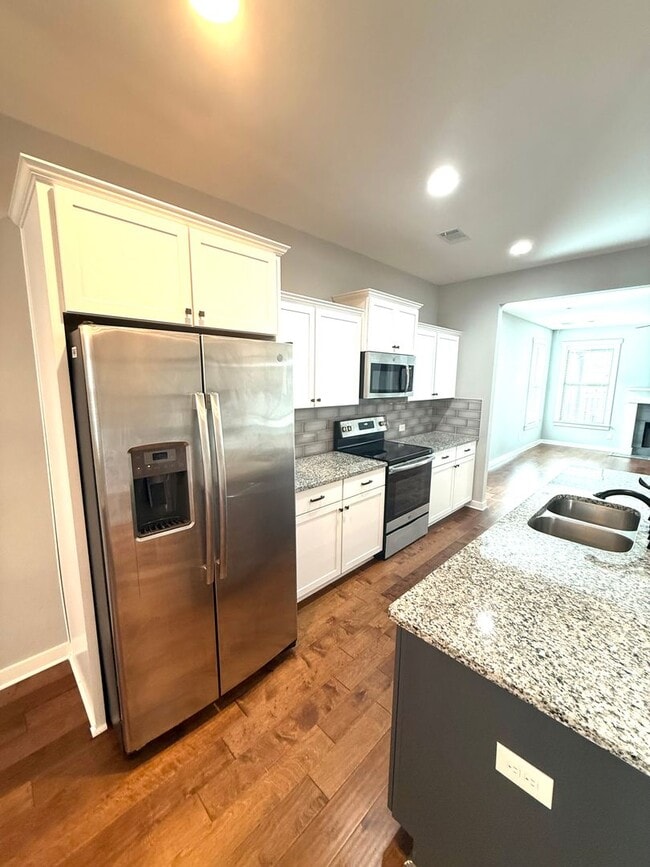 Photo - ** 4 Bed 2.5 Bath Located beside Park Cros...