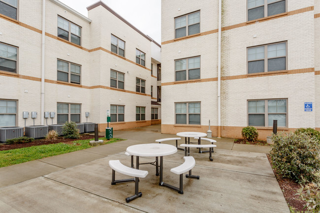 College Center- seating outside - College Center Apartments