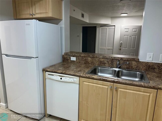 Photo - 529 E Sheridan St Unit 108