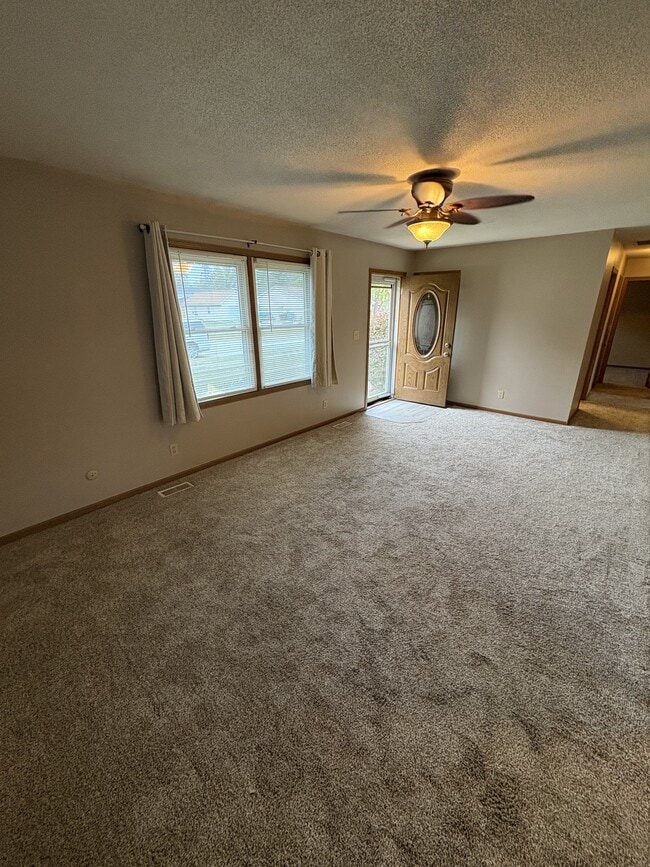 Photo - 402 Rolling Green Dr