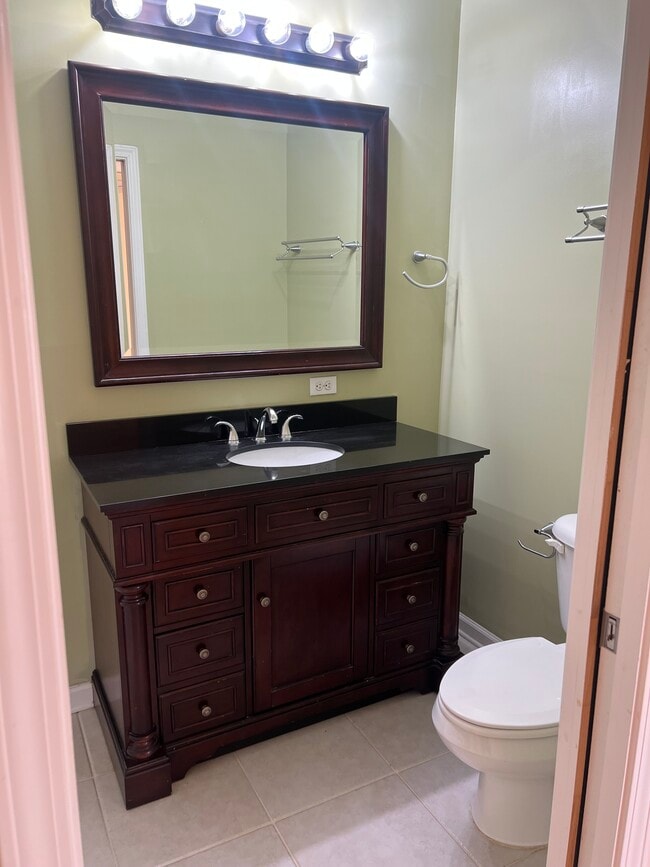 Master bathroom en-suite - 43 Rotunda Cir