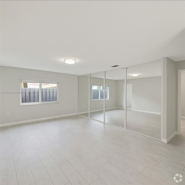 Building Photo - 2860 SW 32nd Ave Unit 2 Rental