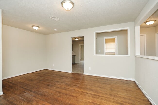 Photo - 718 Champs St