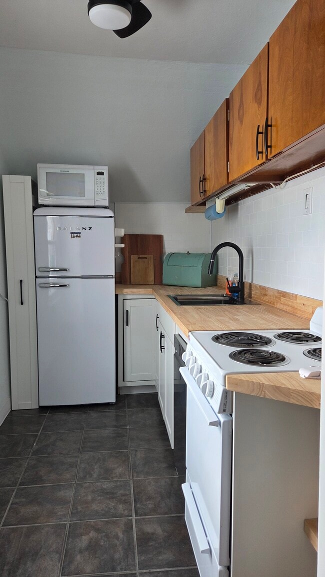 Building Photo - 562 Richmond Ave Unit Studii