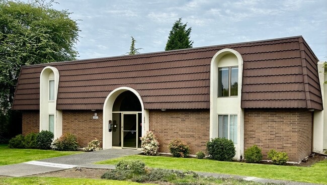 Building Photo - 1 Bed / 1 Bath Houghton condo in Kirkland $1,795/month Unit 520