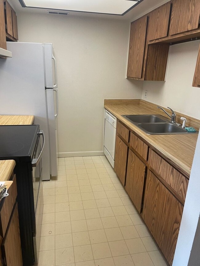 Photo - Two Bedroom, Two Bathroom Florida Rd Apt with Convenient Location! Unit 32