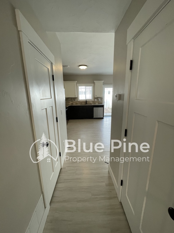 Photo - 700 S Saturn Ave