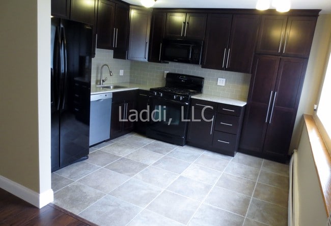 Building Photo - 5 Fernview Ave Unit one