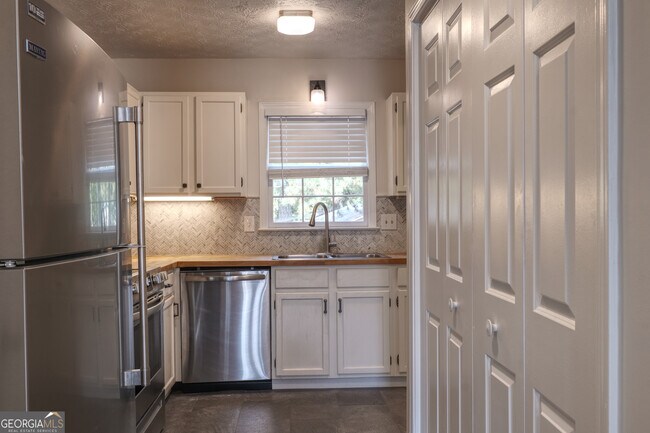 Photo - 587 Wedgewood Dr