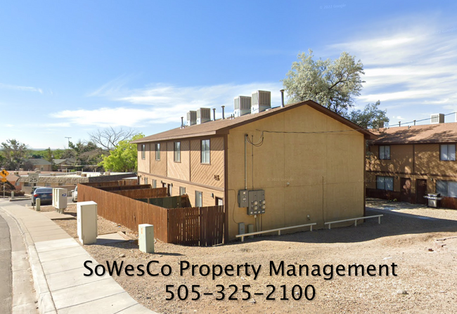 Building Photo - Newer flooring & Paint; 2 Bedroom 1.5 Bath... Rental