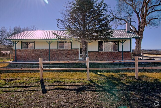Building Photo - FURNISHED 3bed/3bath palisade home