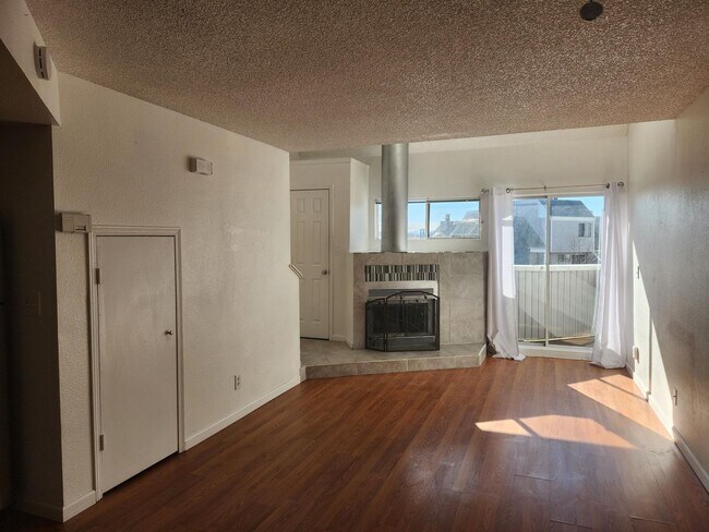 Photo - Cozy Split-level Condo with a Private Balcony! Unidad 6-209