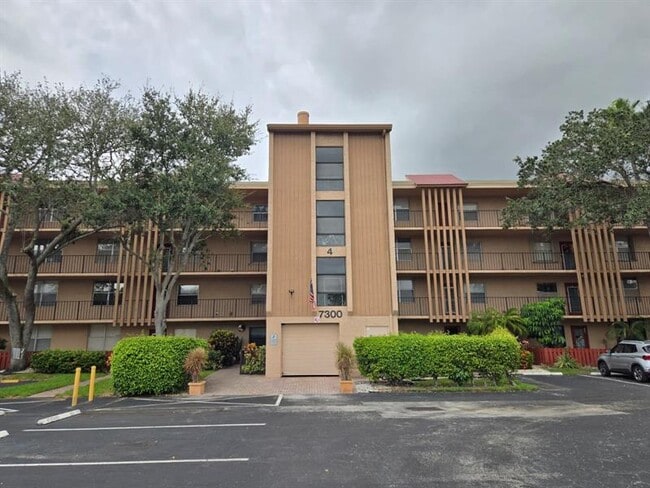 Photo - 7300 Lake Cir Dr Unit 401