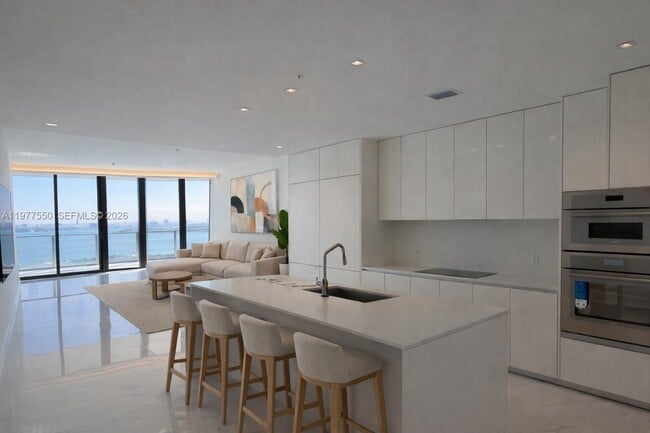 Building Photo - 700 NE 24th St Unit 3105