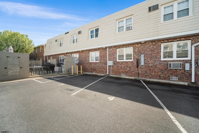 Building Photo - 211 N Coolidge Ave Unit 4