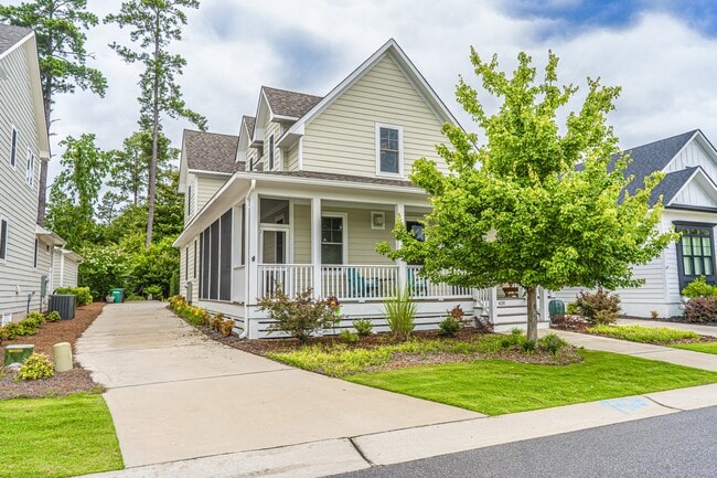 Photo - 420 Manning Square