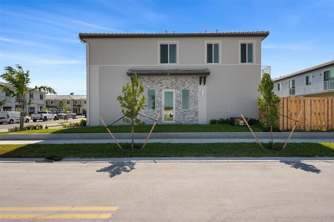 Photo - 715 SE 15th St