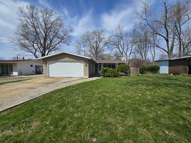 Building Photo - 3 Bedroom Century Modern Home