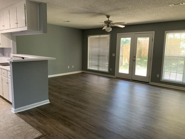 Photo - 104 Commons Dr