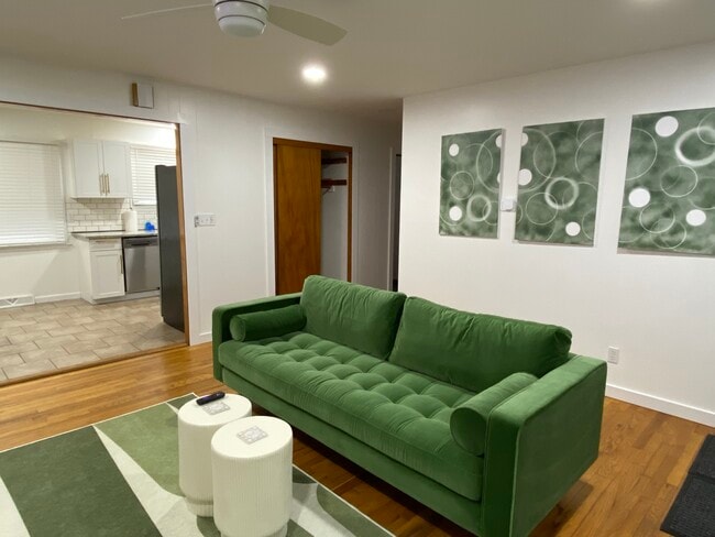 Viviendo - 419 E Locust St