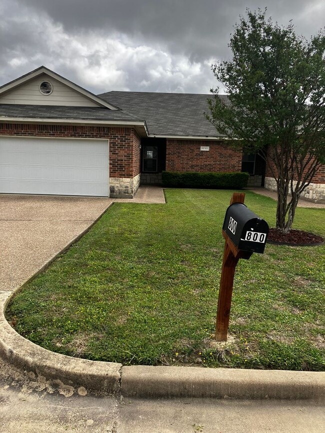 Building Photo - 800-804 Quarter Horse Trail Unit 800