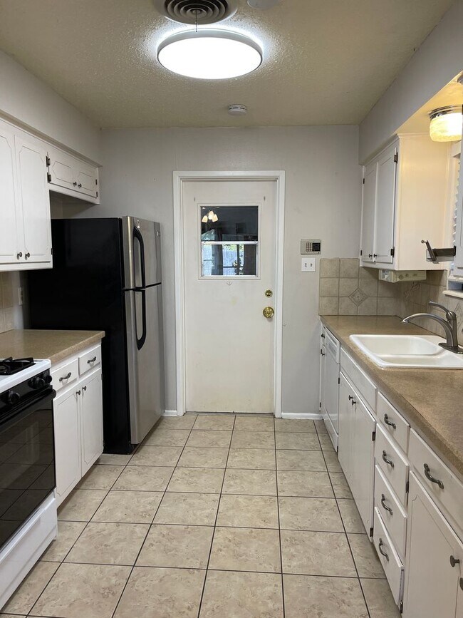 Photo - Adorable 3 Bedroom Near LCU!