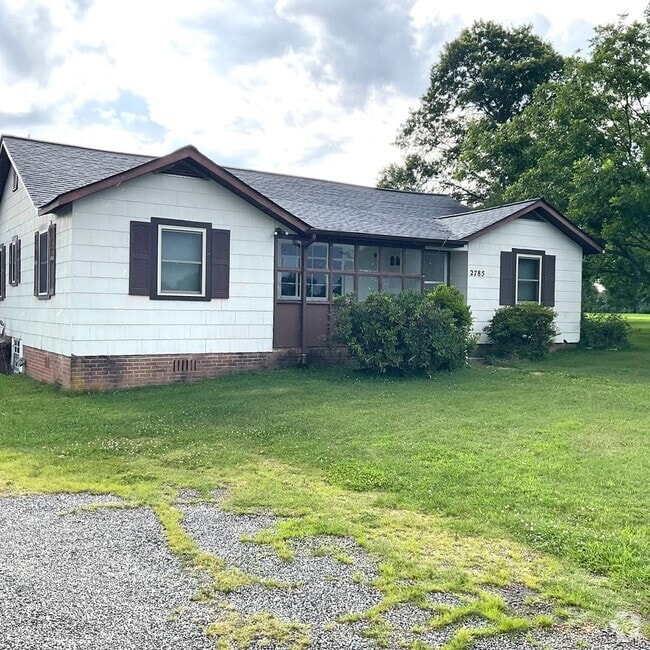 Building Photo - Farm house with 3 bedrooms, 1 1/2 baths