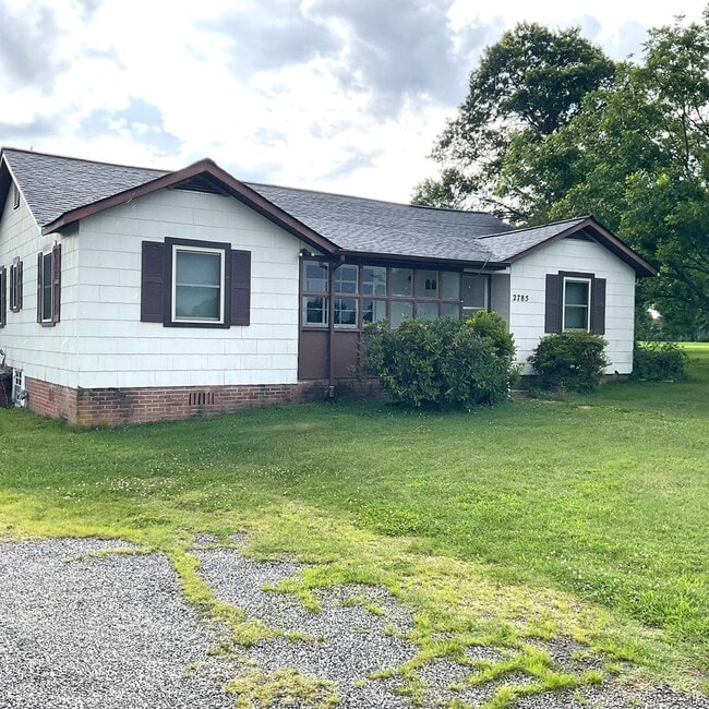 Farm house with 3 bedrooms, 1 1/2 baths - Farm house with 3 bedrooms, 1 1/2 baths