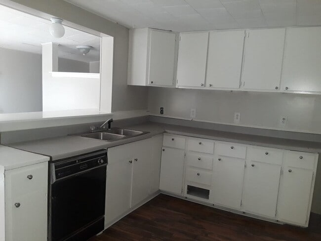 Photo - Cozy House located in a very quiet neighborhood, perfect for a small family or young professional!