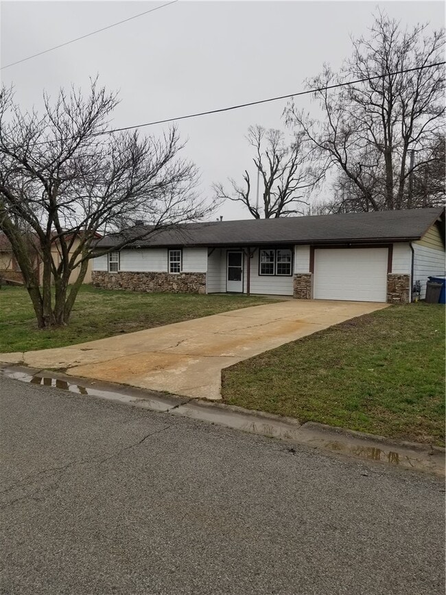 Photo - 907 SE H St
