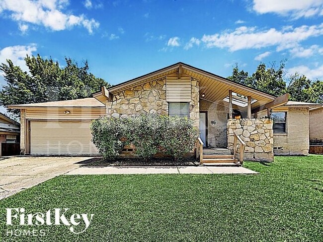 Photo - 13630 Onyx Ln House