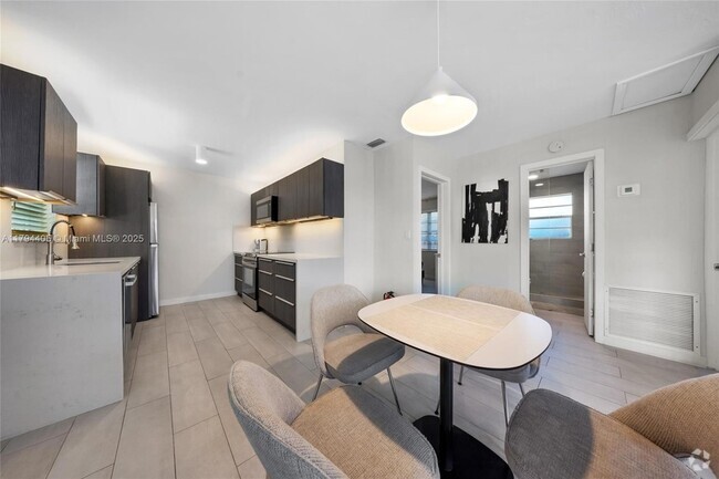 Building Photo - 709 NE 22nd Dr Unit 709 Rental