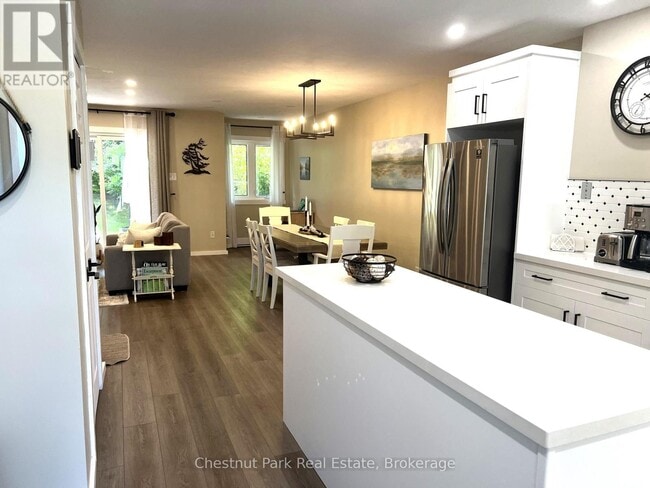 Photo - 550 Oxbow Crescent