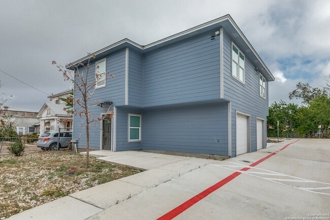 Photo - 1835 W Poplar St