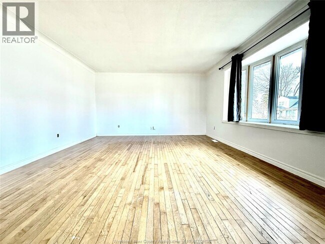 Photo - 198 Superior St