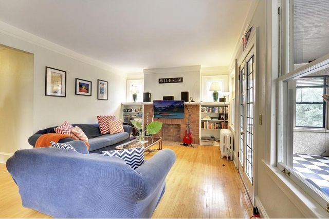 living room - 2524 Dupont Ave S Unit 1