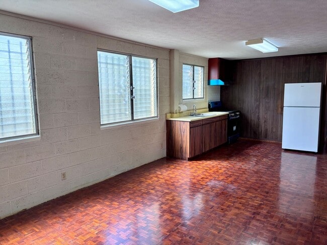 Building Photo - Available now a 3 Bedroom + Den, 1.5 bath duplex with 2 parking nested in Kaimuki