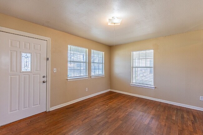 Photo - 215 Legion Dr W