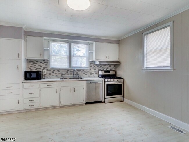 60 Montague Pl Unit 1