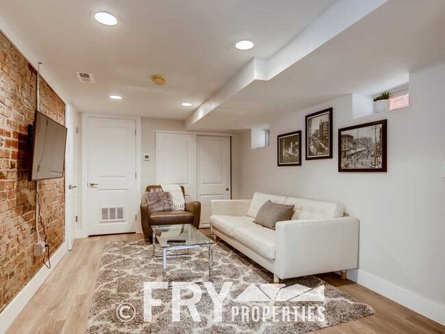 Photo - Bright, Remodeled Basement Apartment in Potter Highlands Unidad B
