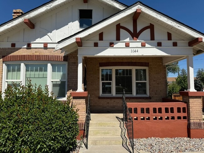 Building Photo - Charming South West Home!