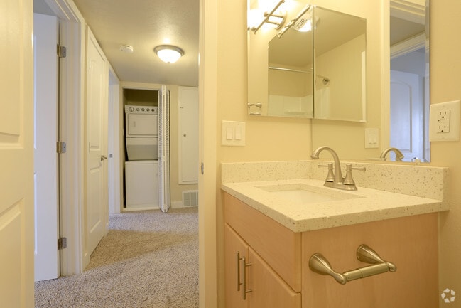 2Bedroom: Bathroom