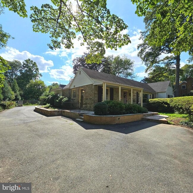 Building Photo - 6431 Overhill Rd Rental