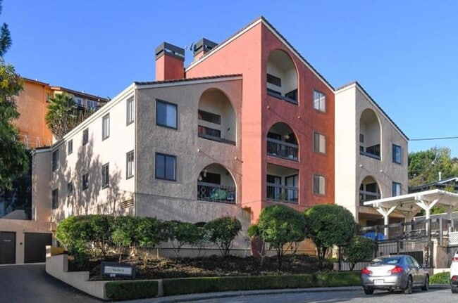 Building Photo - 2 Elm St