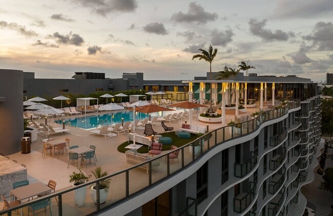 Terraza con piscina en la azotea - The Boulevard Apartamentos